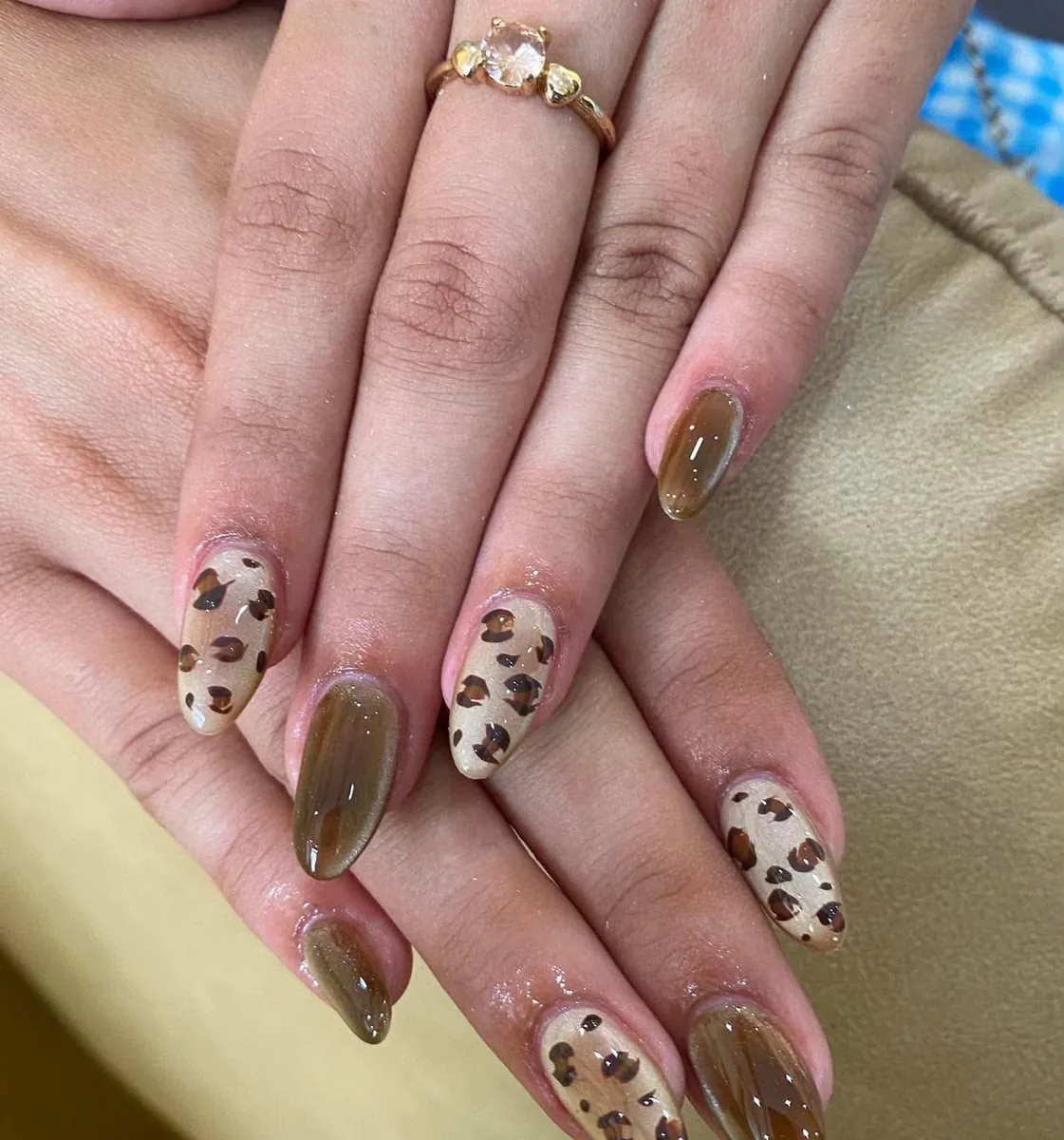 Minimal micro French nails for long stay routine